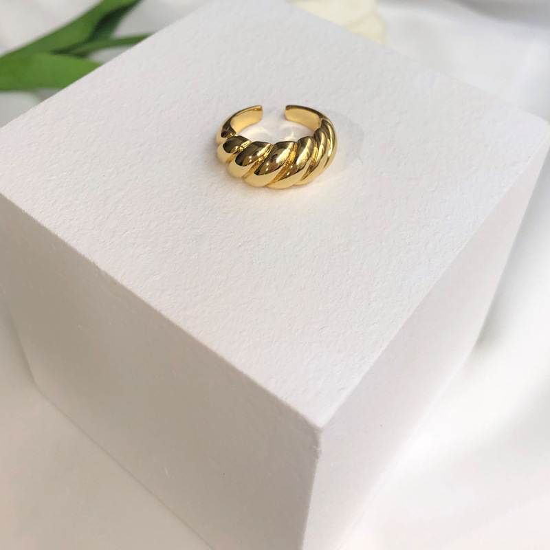 خاتم نسائي بتصميم العجين الفرنسي القديم بنسيج القطيفة