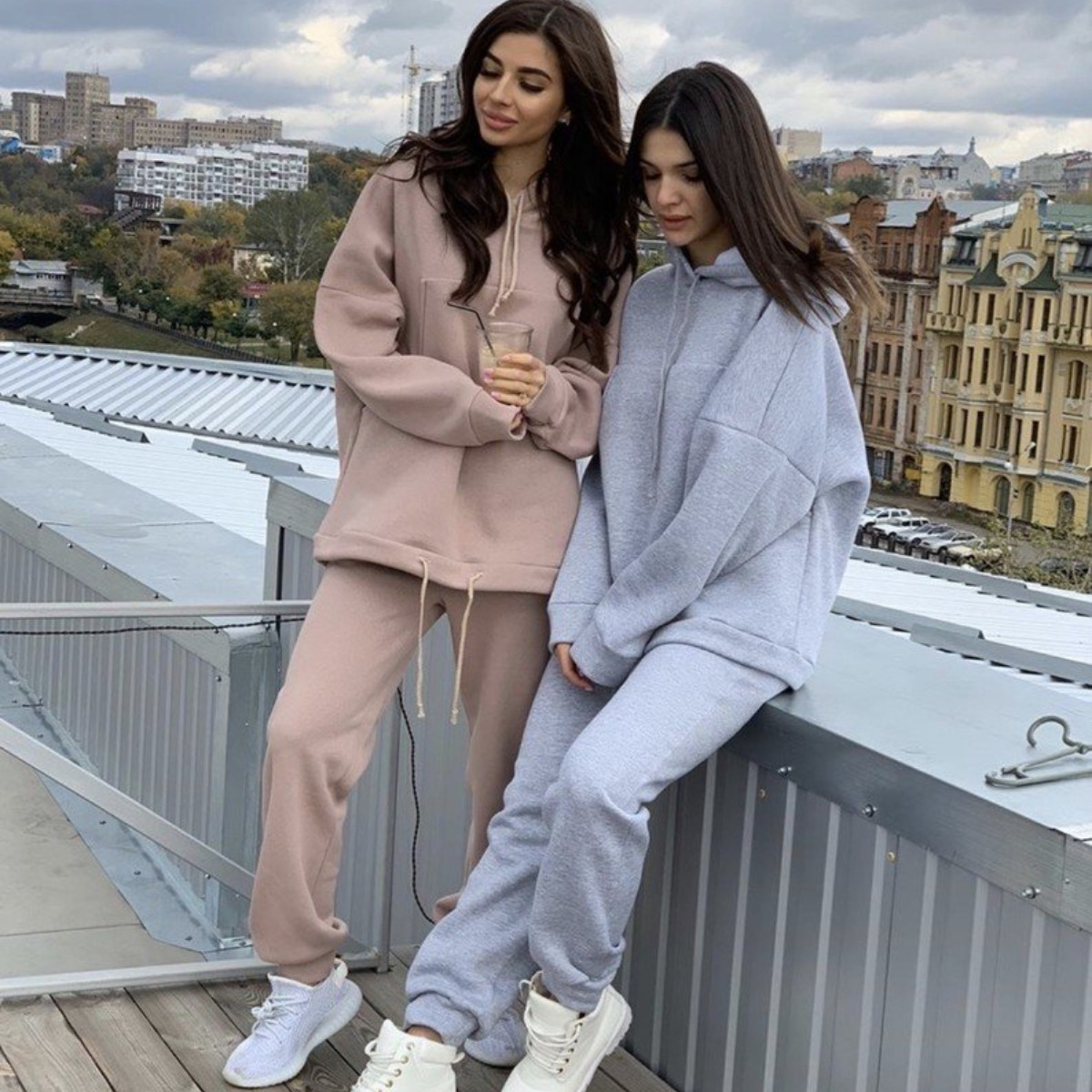 Two-piece fashion long-sleeved sports and leisure suit