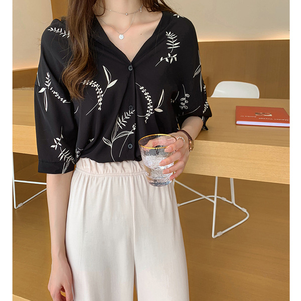 V-neck shirt bottoming fashion