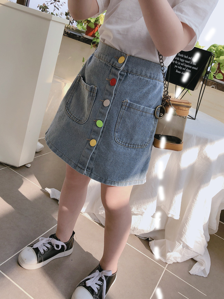 تنورة جينز عصرية مع صف واحد من الأزرار الملونة