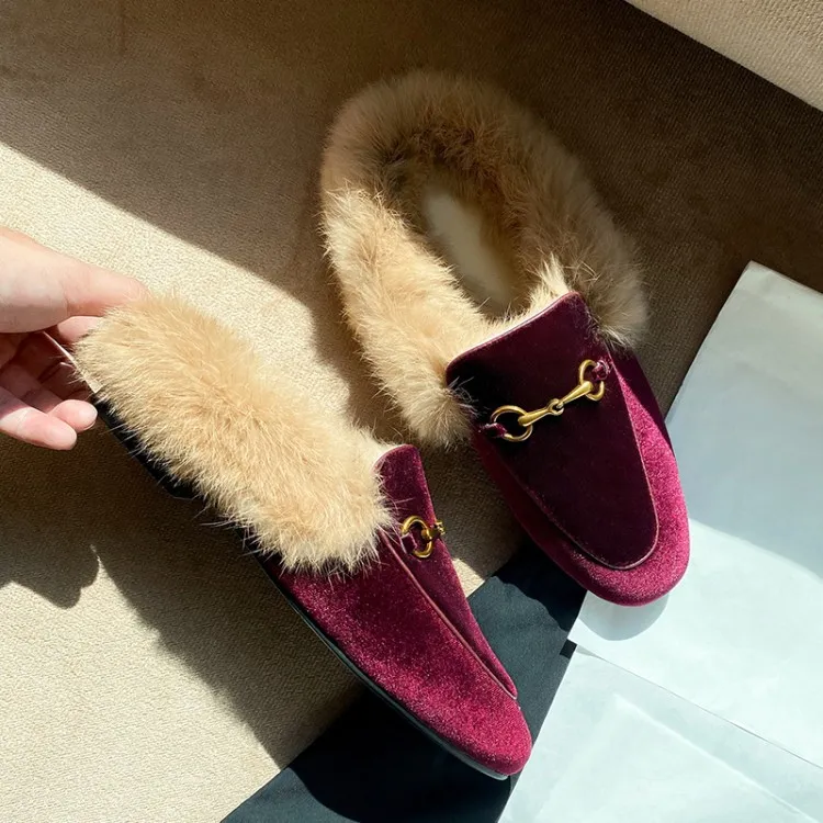 Wear rabbit fur slippers - Wine