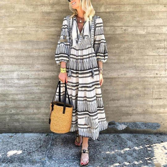 فستان بنقشة مع ياقة على شكل V وأكمام منتفخة