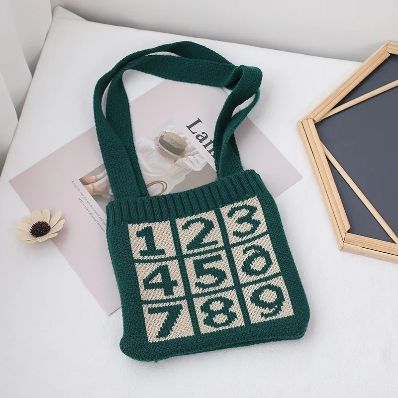 Concave shape diagonal straddle knitted bag - Green