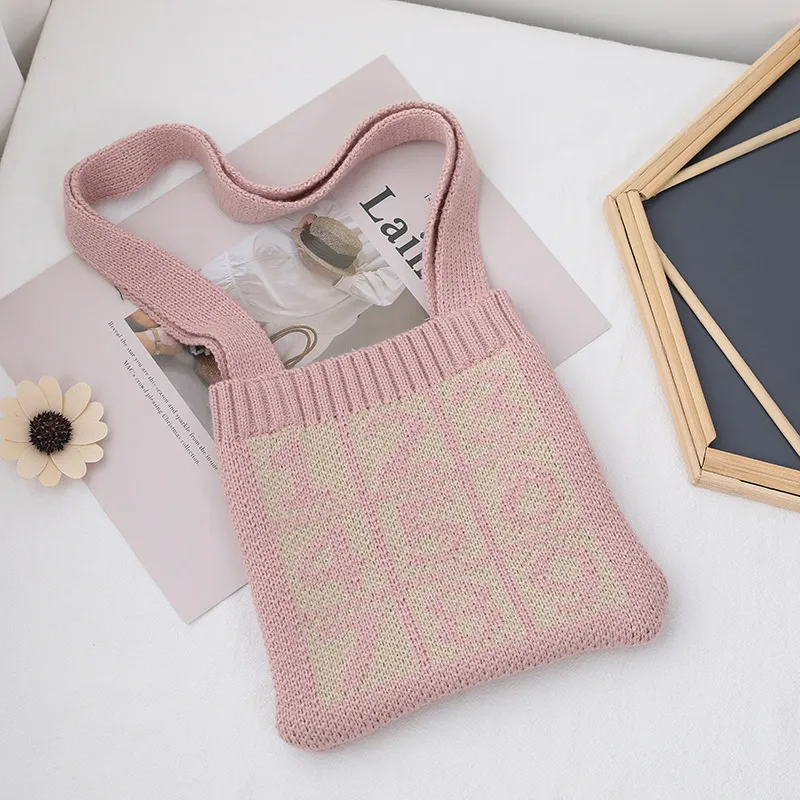 Concave shape diagonal straddle knitted bag - Pink