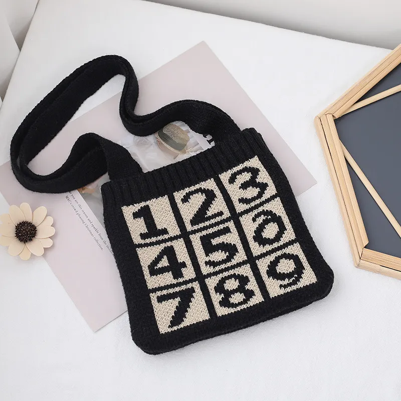 Concave shape diagonal straddle knitted bag - Black
