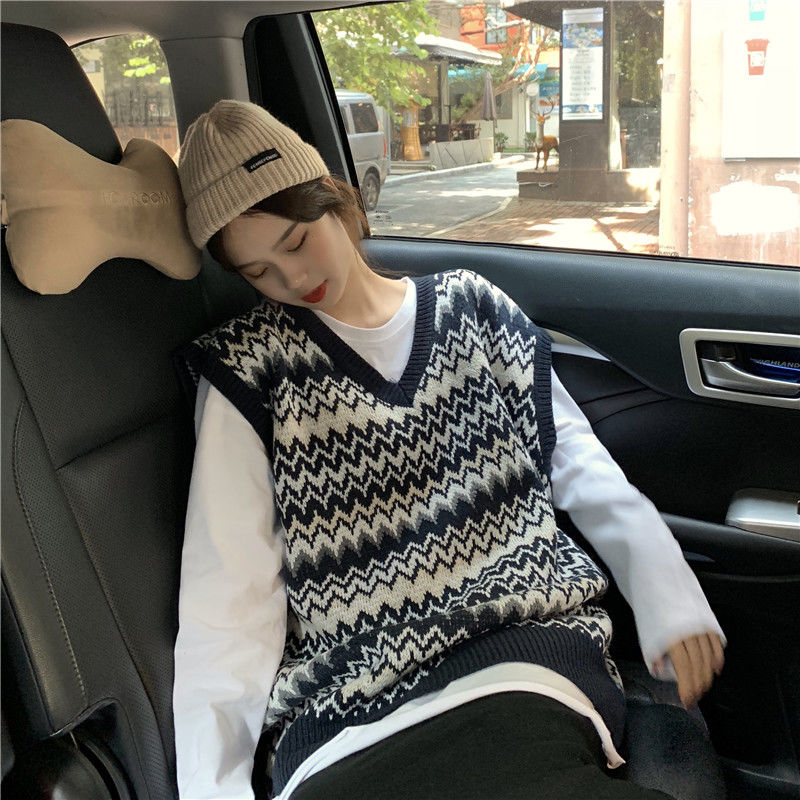 Loose sleeveless knitted sweater