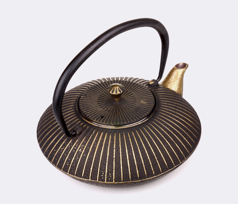Ancient cast iron kettle, boiling water teapot, cast iron kettle
