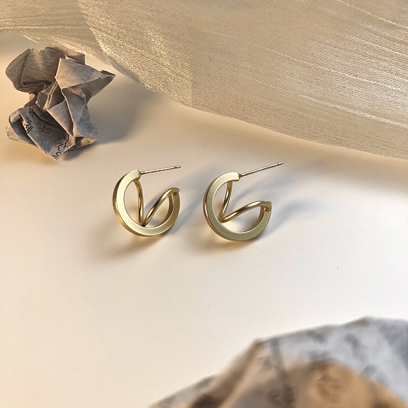 Semicircle twisted needle gold texture earrings