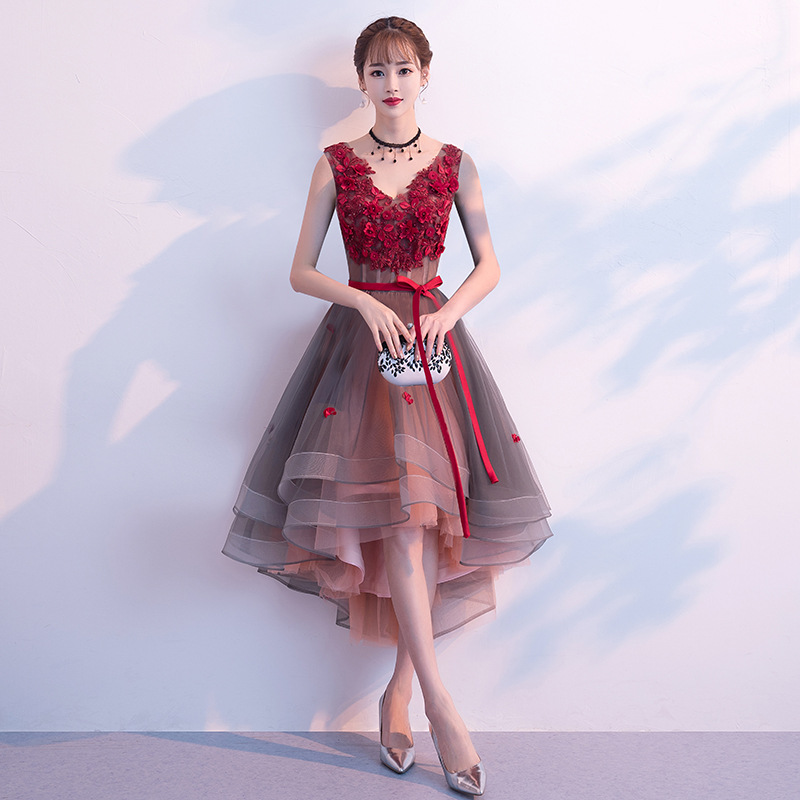 فستان سهرة أنيق بتصميم أمامي قصير وخلفي طويل