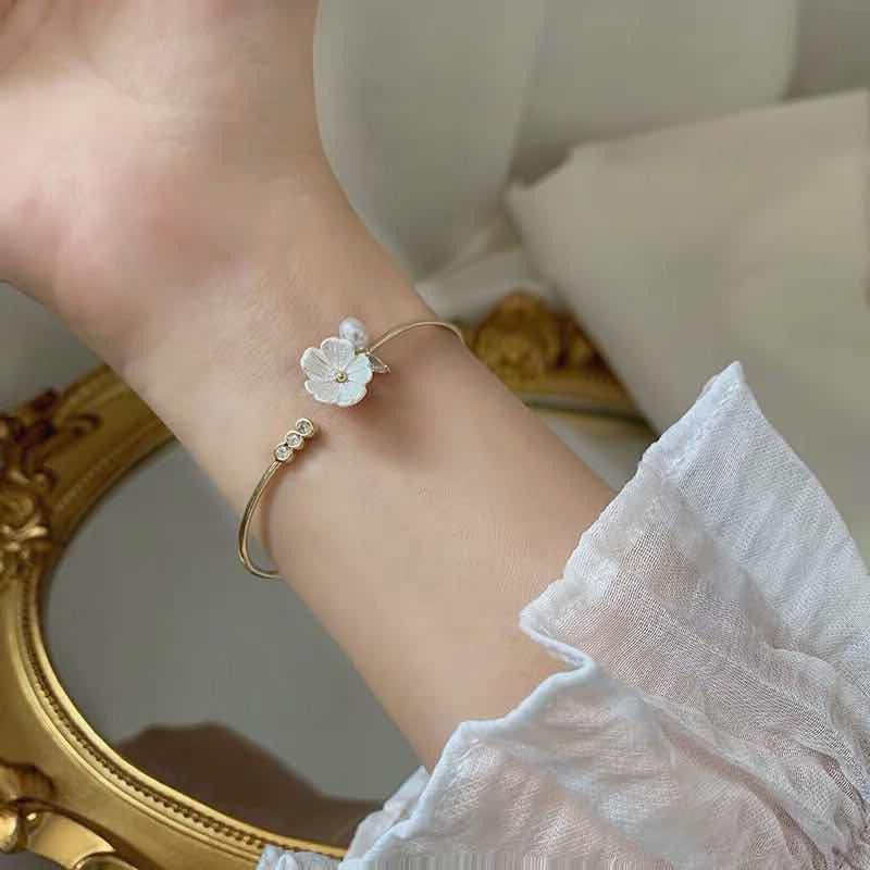 Shell flower rhinestone bracelet