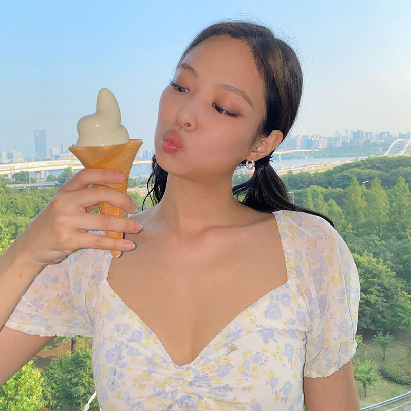 بلوزة قصيرة بأكمام قصيرة وياقة على شكل حرف V مع كشكش