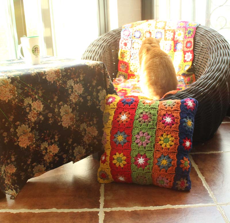 وسادة جانبية مزينة بزهور كروشية يدوية