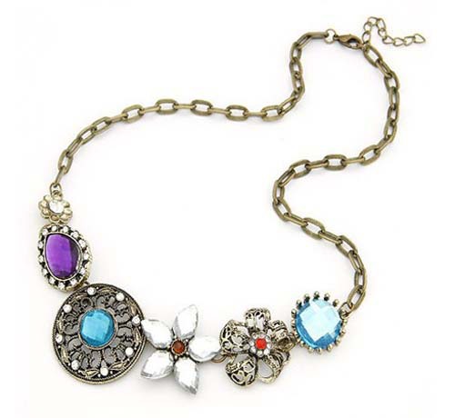 Fancy diamond inlaid vintage flower necklace