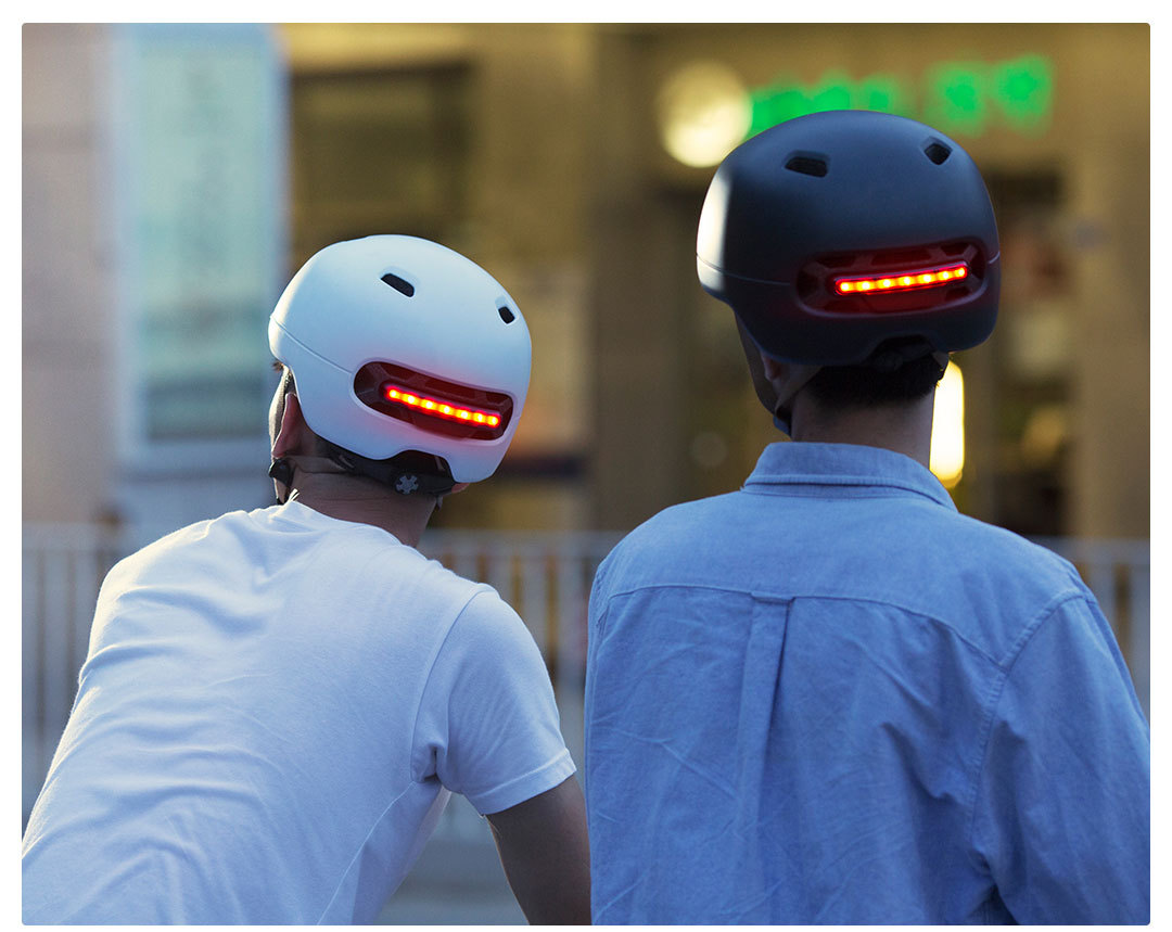 Intelligent helmet with automatic photosensitive warning — view 3