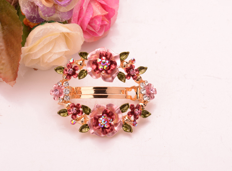 Fashionable hollow clip with colored diamond