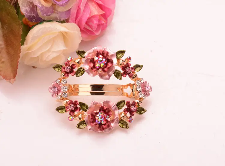 Fashionable hollow clip with colored diamond