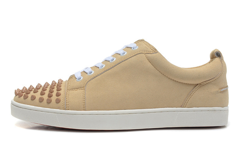 أحذية رياضية منخفضة القصة بمقدمة مطلية بطبقة فروستد ومزودة بمسامير