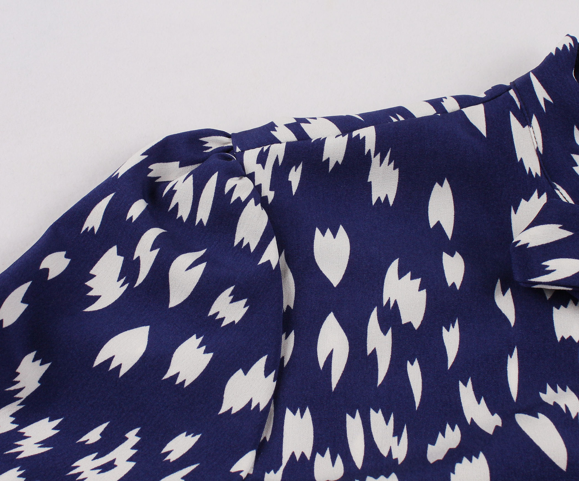 New style mid-length pleated skirt with printed waist