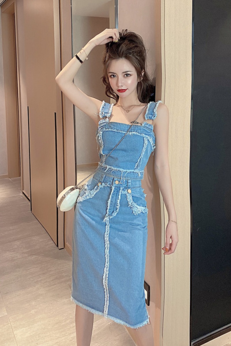 Fashionable denim skirt with high waist and buttocks
