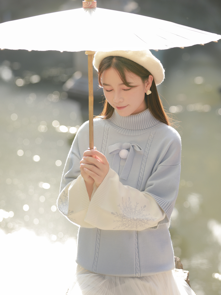 Turtleneck sweater with knit inside