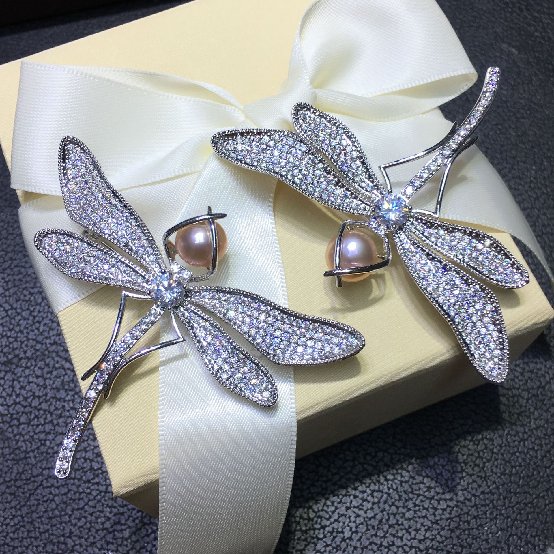 Freshwater Pearl Dragonfly Corsage — foto 3