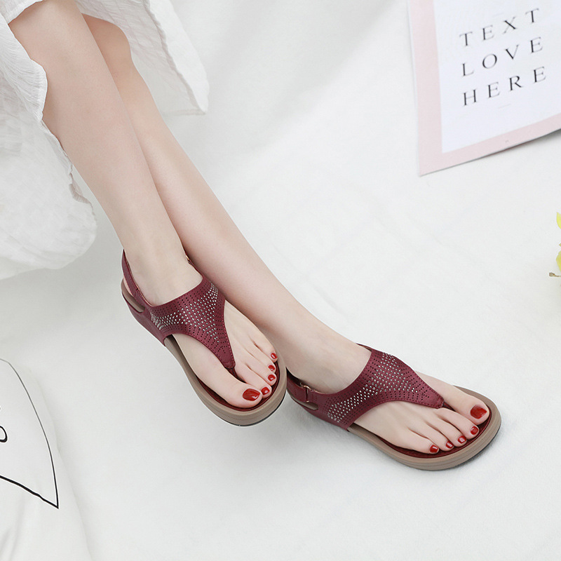 صنادل مخملية ومزينة بالكريستال مع فيلكرو