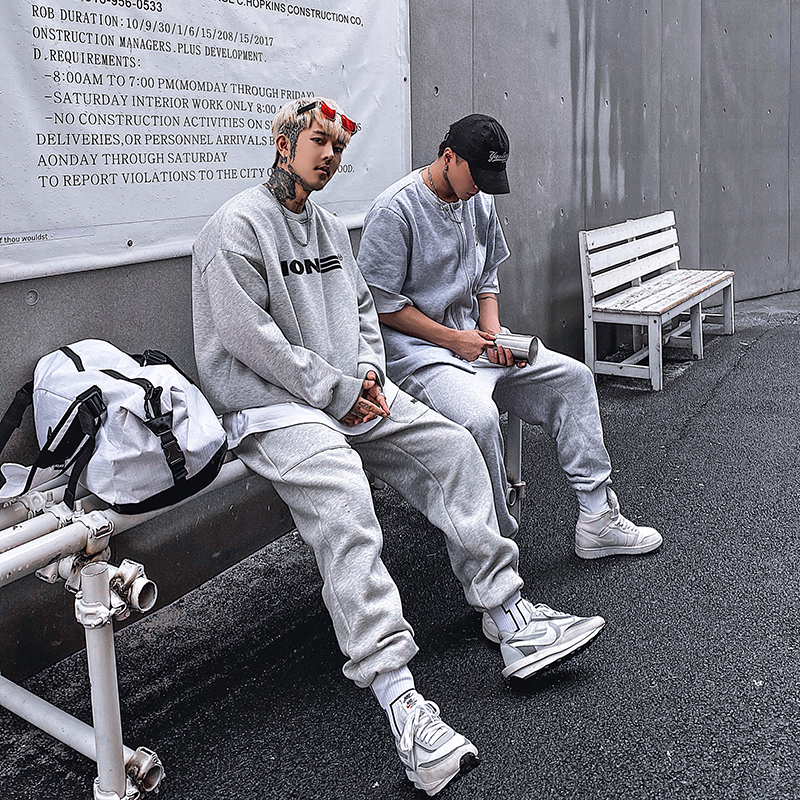 بدلة رياضية من ماركة أزياء الشارع الرئيسية ذات قطعتين