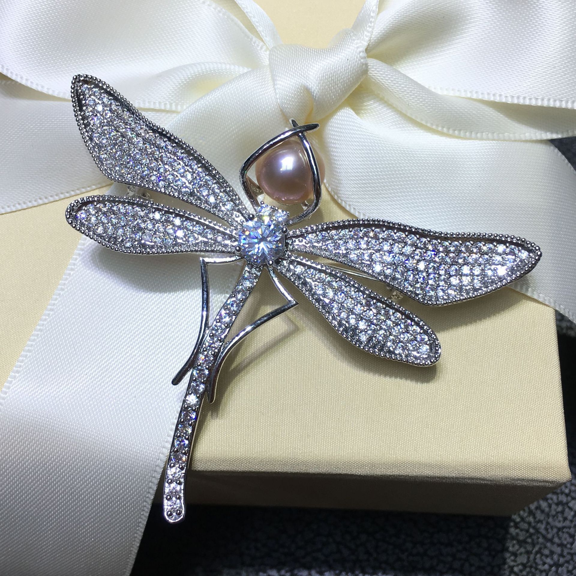 Freshwater Pearl Dragonfly Corsage — foto 4