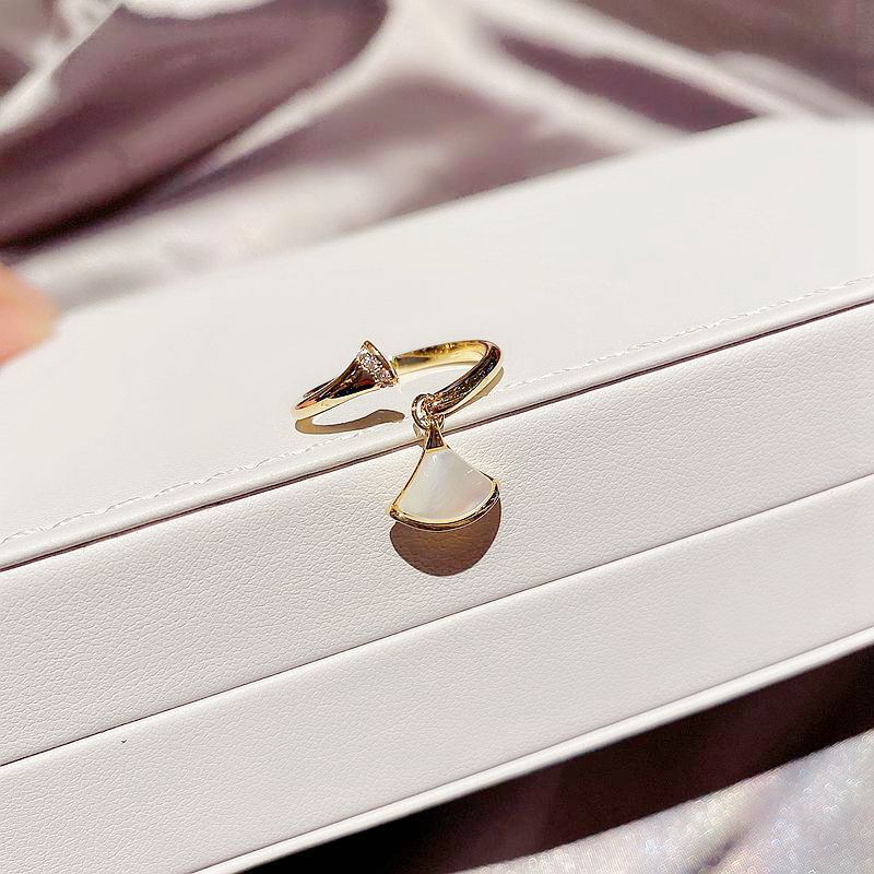 Scalloped Natural Shell Pendant Ring