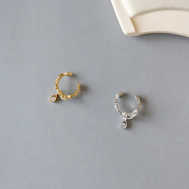 Micro inlaid four-leaf clover earrings