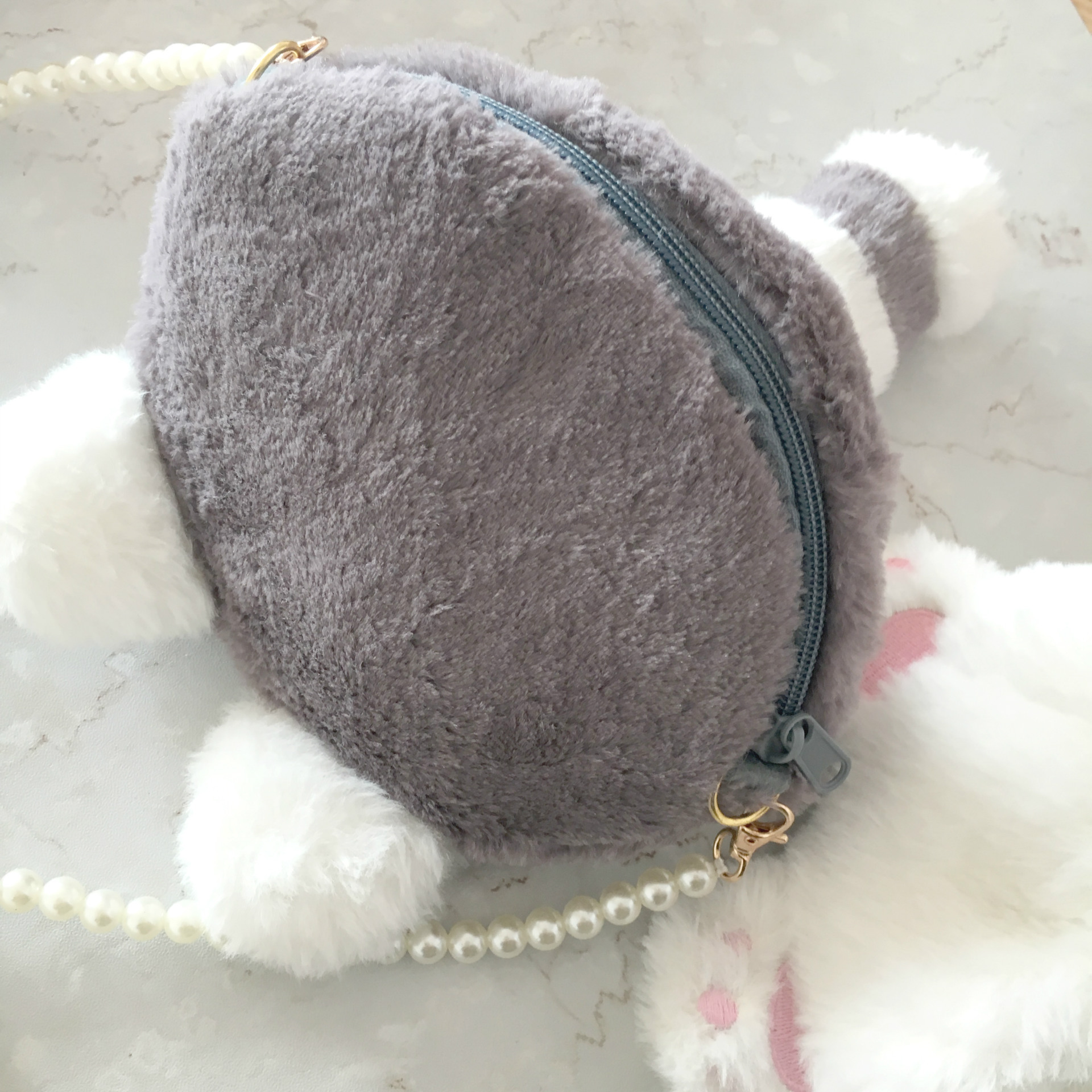 Small raccoon butt pearl chain crossbody bag