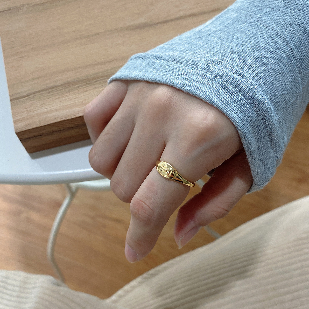 Minimalist retro mask ring female wide face siege ring