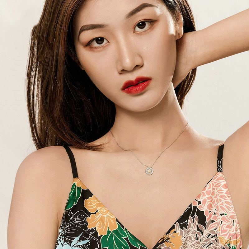 Simple daisy necklace