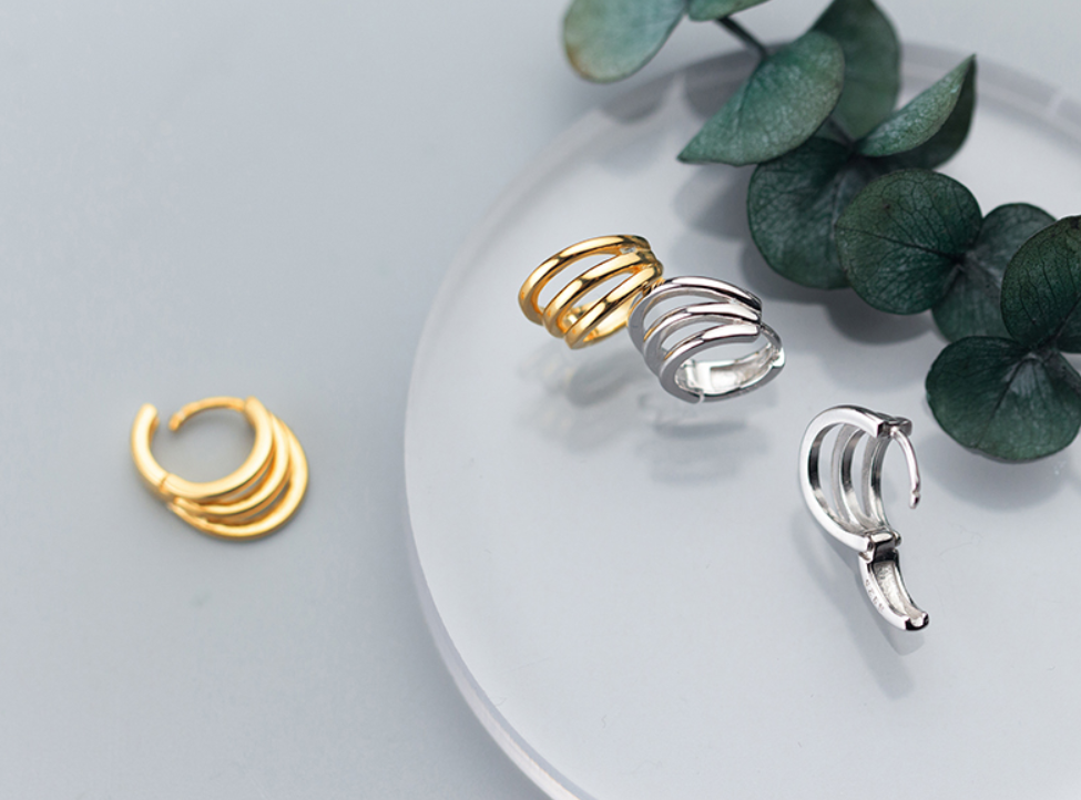 Three-layer hollow short earloop