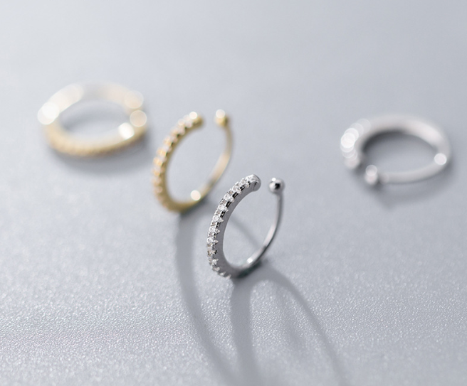 Stylish temperament without earrings