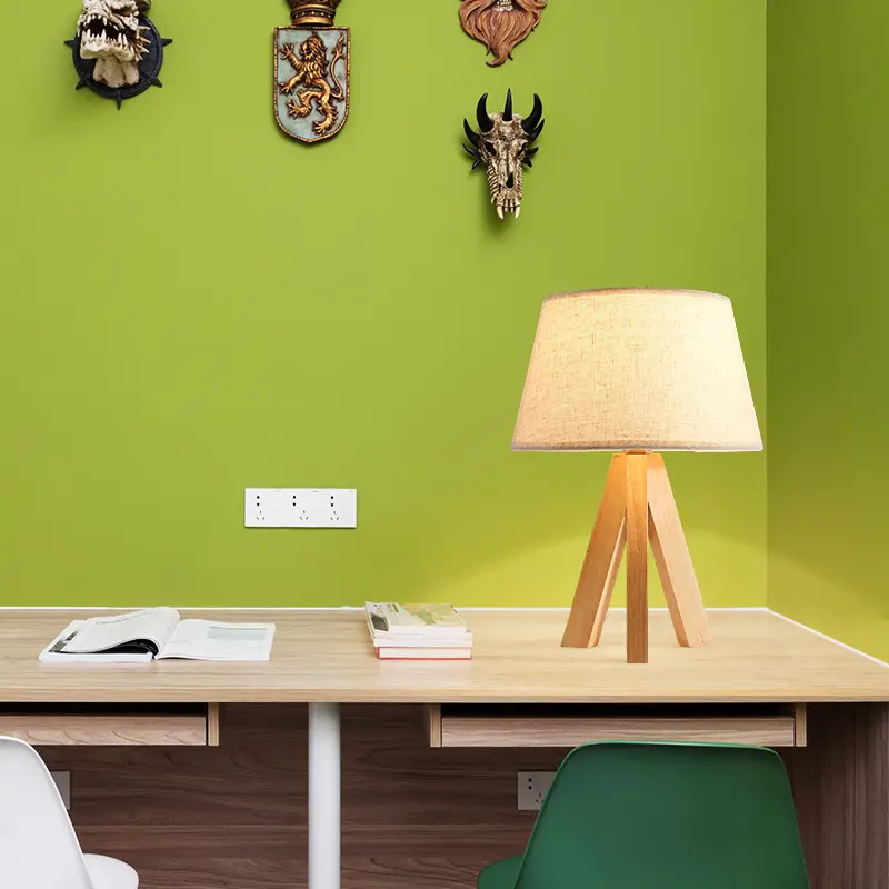 Modern and simple three-pronged table lamp
