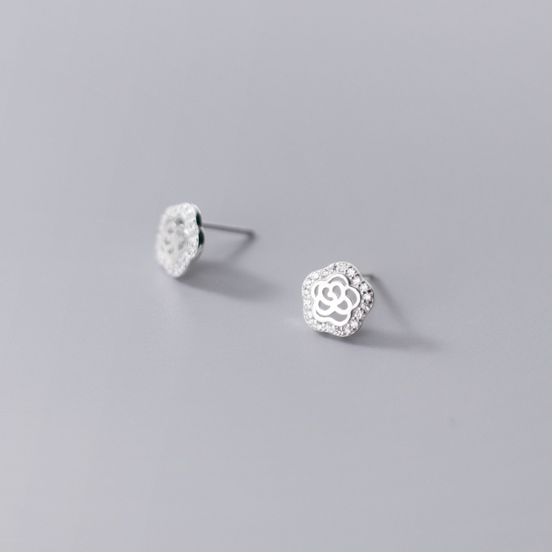 Hollowed-out flowers inlaid with diamonds sweet earring