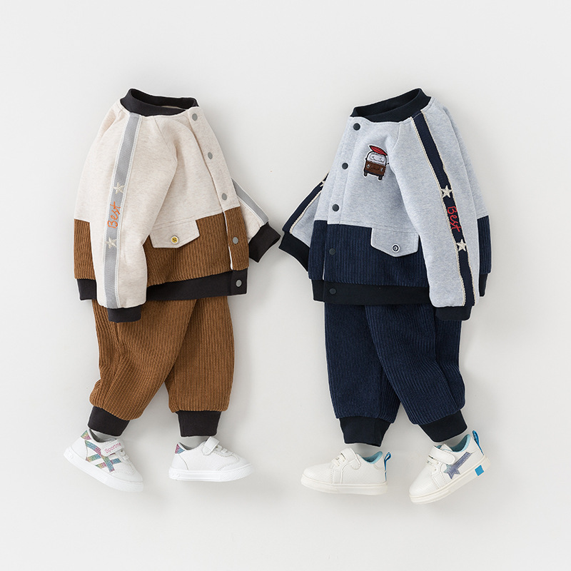 بدلة بتصميم الألوان المتداخلة مع درزات بارزة