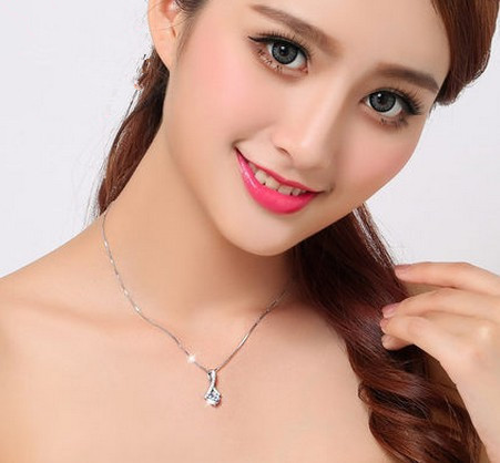 Short crystal necklace pendant