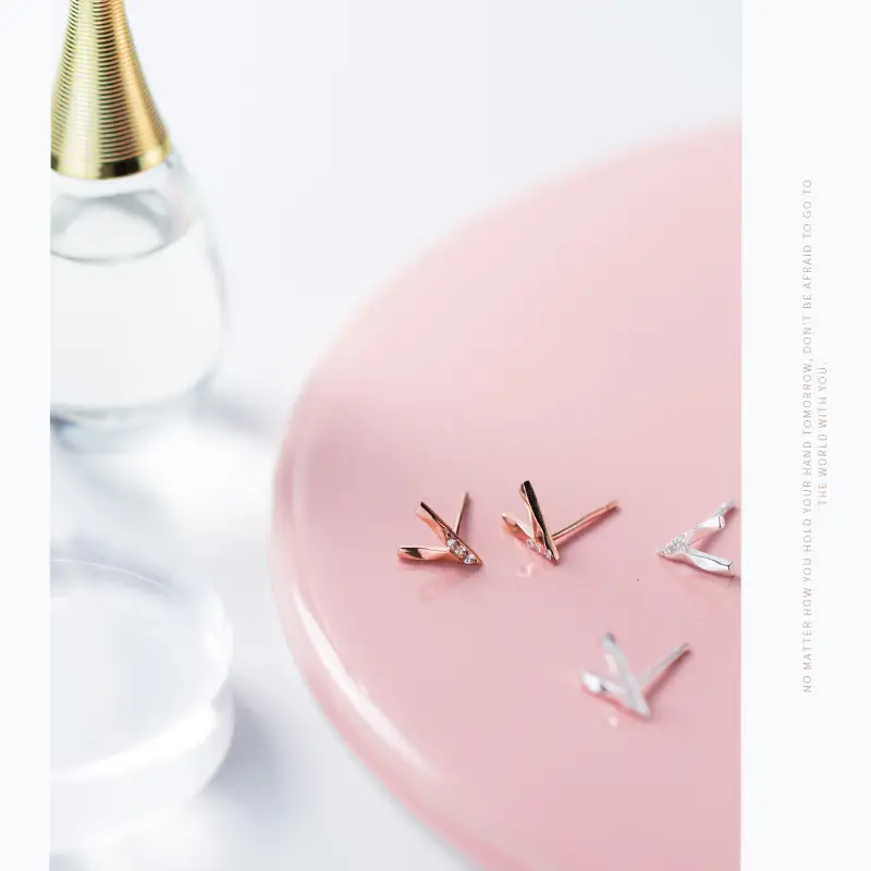 Insert diamond V stud
