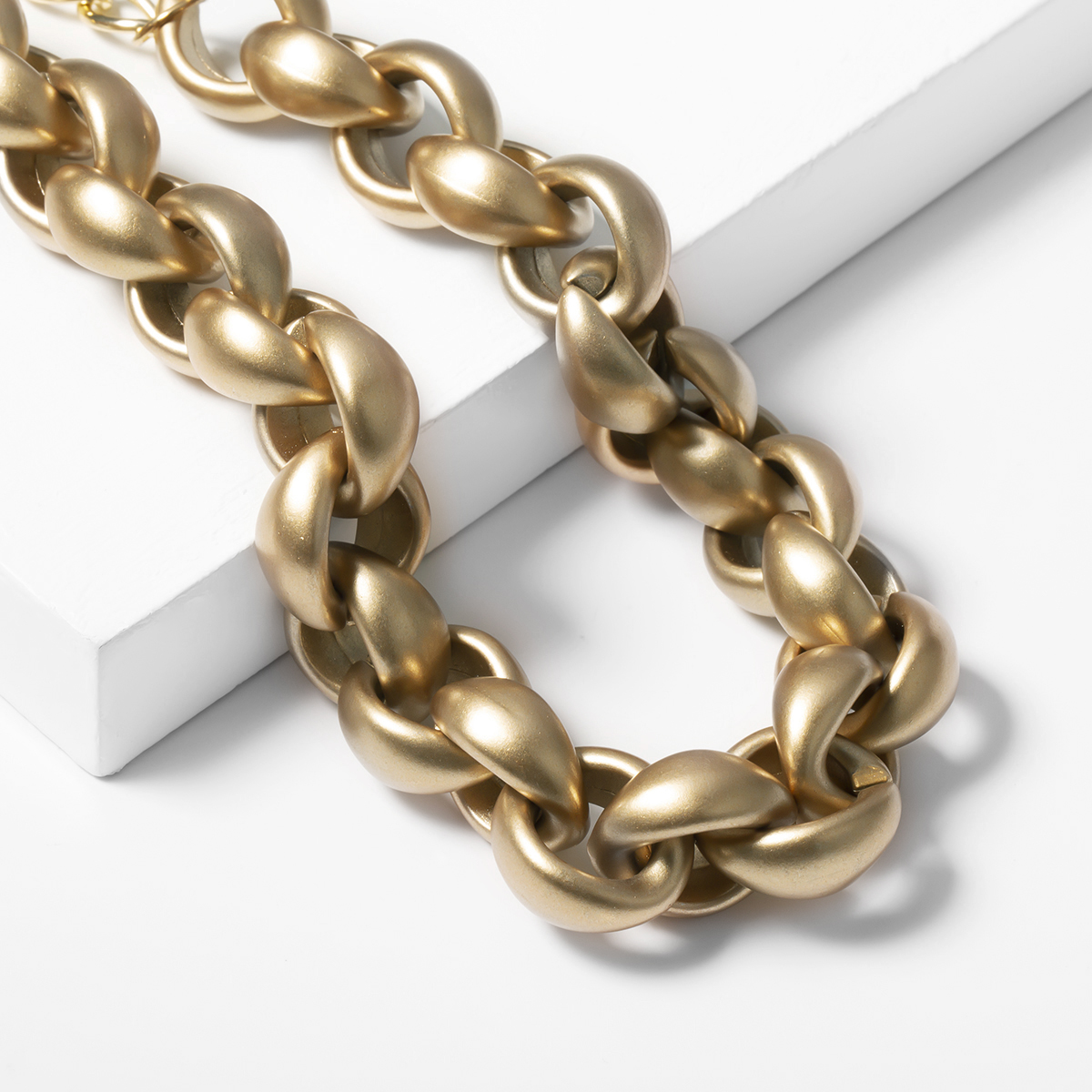 Exaggerated thick chain geometric necklace