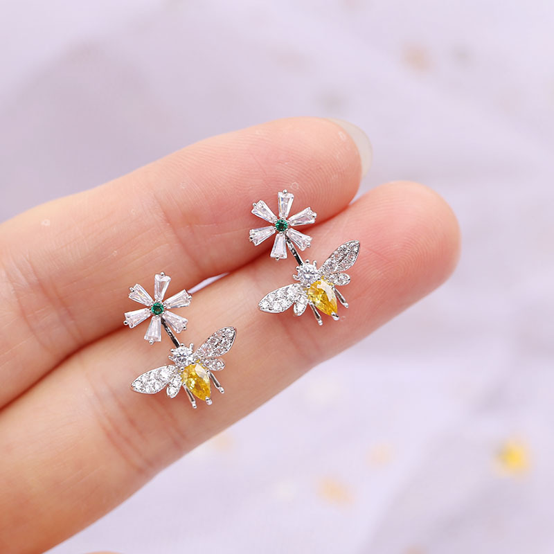 Bee earrings daisy earrings