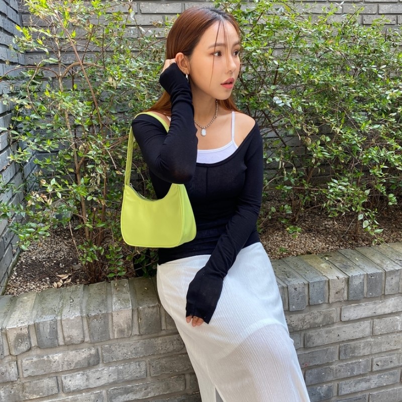 The new hobo one-shoulder handbag with one shoulder