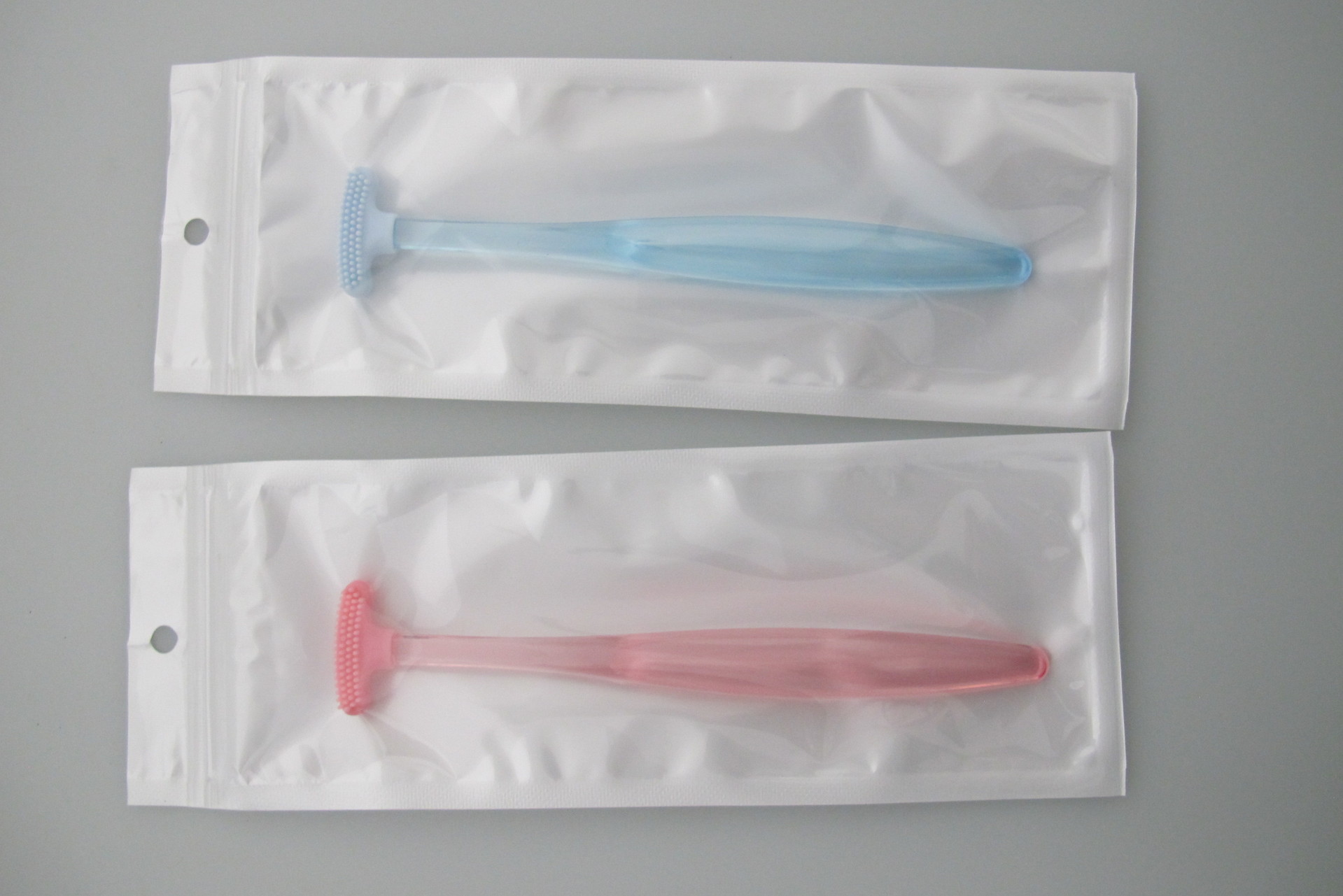 كاشط وتنظيف لسان بحقيبة