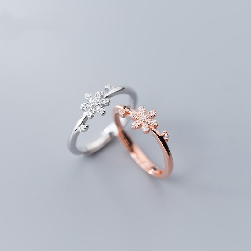 Adjustable ring with six petals in diamonds