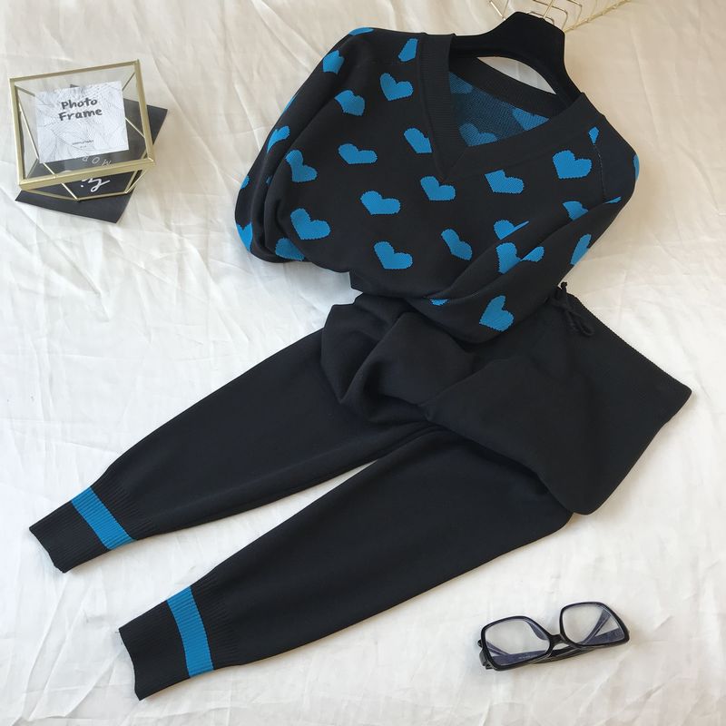 Love pattern pullover sweater + small feet casual pants