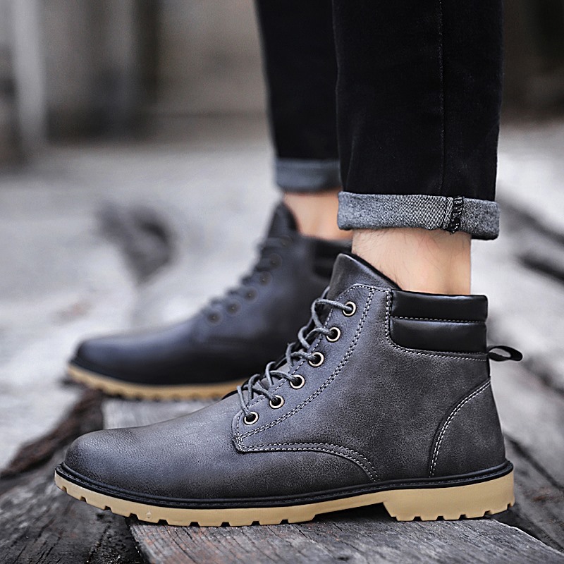 Lightweight casual shoes with thick soles