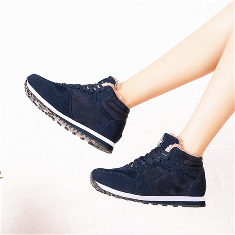 Middle-aged and elderly mom and dad warm cotton shoes