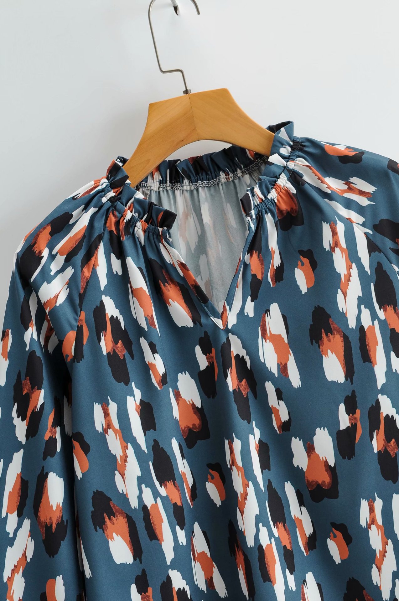 V-neck spotted print lantern sleeve pullover shirt