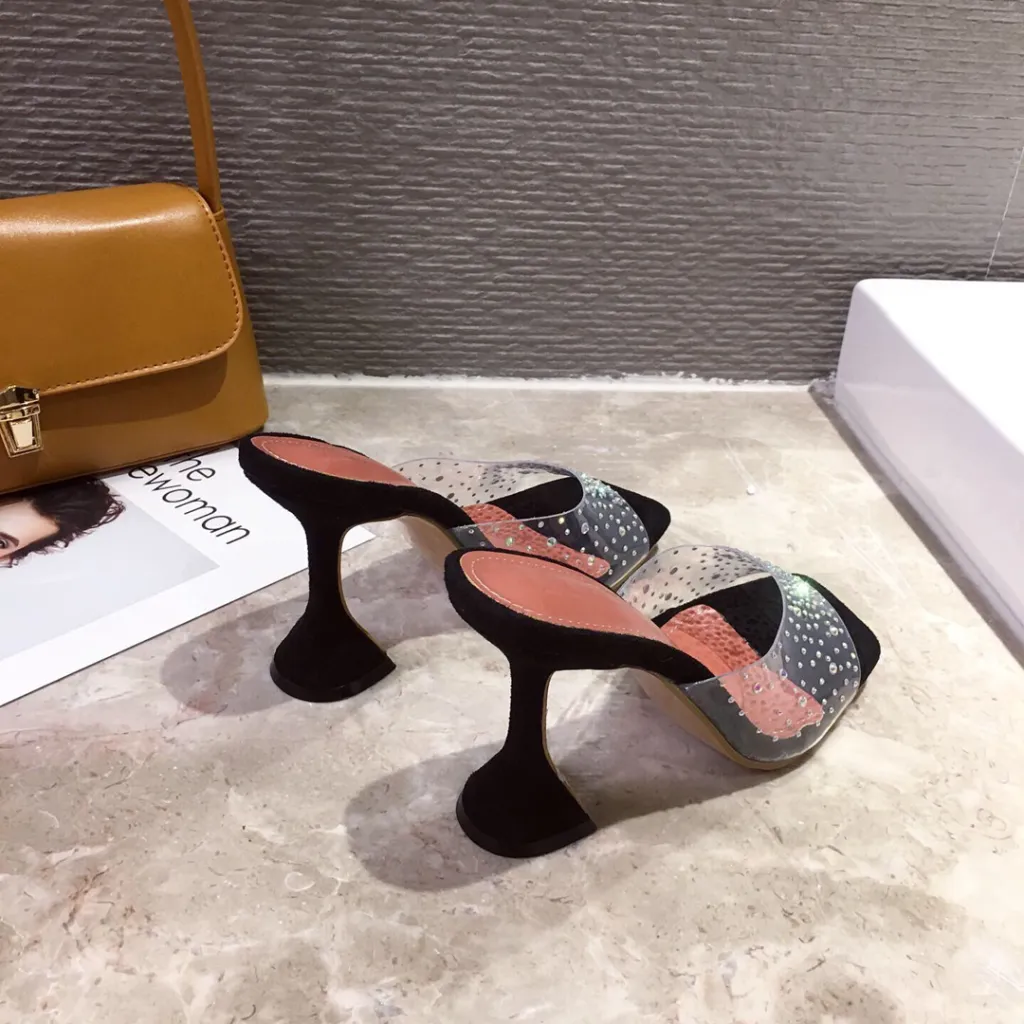 Wear sandals with high heels - Black